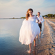 Illustration for article titled A Hawaiian Destinatiomn Wedding is Surprisingly Affordableem/em